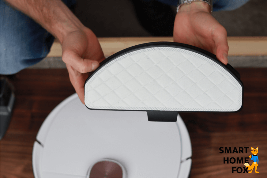 Одноразовая салфетка прикреплена к резервуару для воды OZMO-Pro Ecovacs Deebot OZMO T8 AIVI.